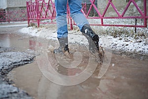 Walk through the city through puddles and snow