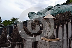 Walk closer to the big Buddha statue at Nanzoin Temple, Sasaguri. Pic was taken in August 2017. Translation: 