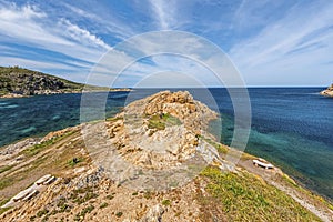 A piedi investire lungo rocce da un'isola 