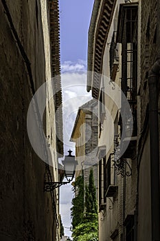 Walking through Albayzin in Granada, it is especially a pleasure to look up and marvel at the beautiful old buildings.