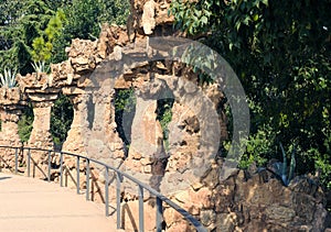 Walking alley with sand culumns