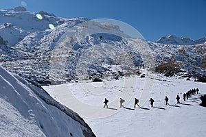 Walking group that moves harmoniously in high mountains