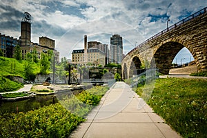 Walkwak and The Stone Arch Bridge at Mill Ruins Park, in downtown Minneapolis, Minnesota.