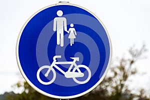 Walkway sign in the park for people and bycicles