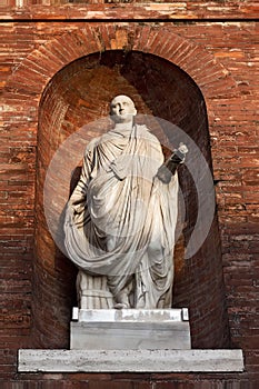 Wall with antique statues around The Quirinal Palace (Palazzo de