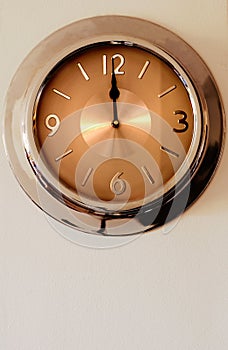 Wall clock indicating 12 (twelve) o'clock.