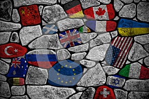 Stena pozostávajúce z kamene namaľovaný v odlišný vlajky sveta 