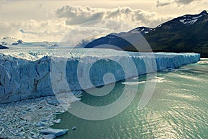 A wall of ice in Calafate photo