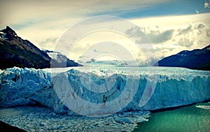A wall of ice in Calafate photo