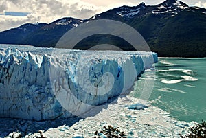 A wall of ice in Calafate photo