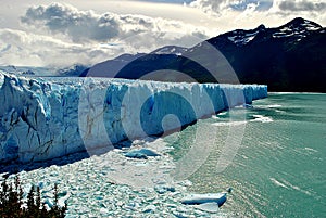 A wall of ice in Calafate photo