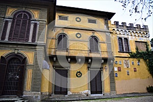 Wall with large doors and windows, with coats of arms in the crenellated part, overlooking the park, near the entrance, of the bea