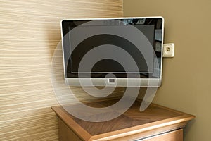 Wall-mounted tv
