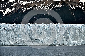 Wall of the Spegazzini Glacier photo