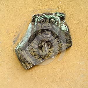 Wall statue of grinning monkey