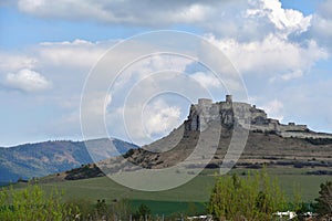 Stěny zříceniny historického hradu na venkově Spiš Slovensko