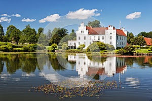 Wanas Slott and Lake