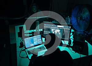 Hľadáme hackeri kódovanie vírus notebooky a počítače. útok systém rozbíjanie a 