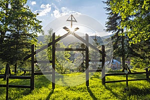 Válečný hřbitov se slunečními paprsky, vesnice Topola, Slovensko