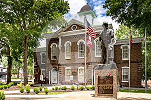 War Memorial in front of Loudon County Courthouse