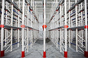 Warehouse Cantilever Racking Systems for storage Aluminum Pipe or profiles. Pallet Rack and Industrial Warehouse Racking. Steel