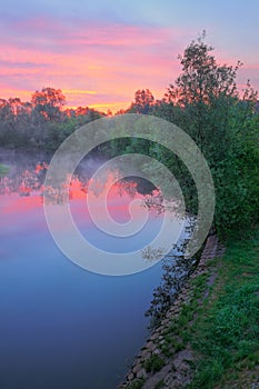Cálido rosa el cielo a través de un rio polonia 