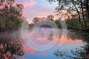 Cálido rosa el cielo a través de un rio polonia 