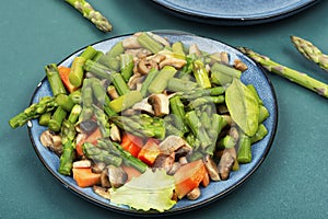 Warm salad with asparagus