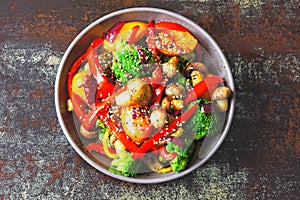 Warm salad with broccoli, mushrooms and red paprika.