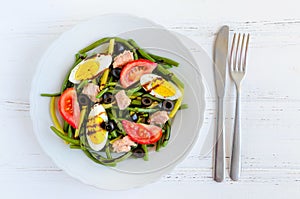 Warm salad with green beans, tuna, tomatoes and boiled eggs