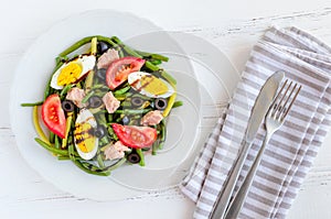 Warm salad with green beans, tuna, tomatoes and boiled eggs