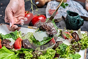 Cálido ensalada a la parrilla hígado ensalada hojas parmesano queso a cereza tomates. un restaurante un nino cocinar 