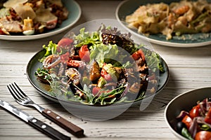 Warm salad with veal and a mix of lettuce and herbs