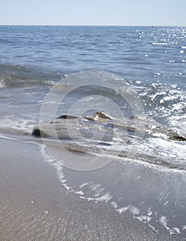 Cálido manana en amable agua de mar Mediterráneo Playa 