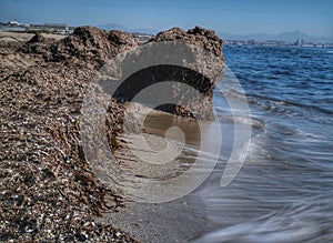 Cálido manana en amable agua de mar Mediterráneo Playa 