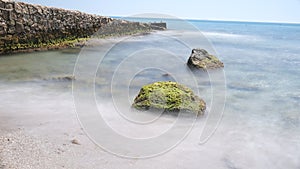 Cálido manana en amable agua de mar Mediterráneo Playa 