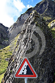 Warning for falling stones in the Swiss mountains