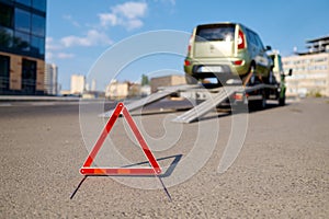Warning foldable triangle placed before tow track photo
