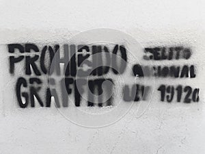 Warning about graffiti over wall