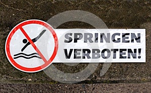 Warning notice sign do not jump pool o river - Warnhinweis mit Verbot ins Wasser zu springen - Springen verboten