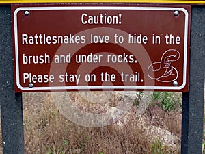 A warning sign in cautioning about rattlesnakes