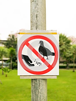 Warning Sign Do not feed birds in Park