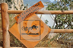 warning sign for mountainbikers near lago di Garda