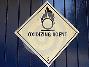 A warning sign showing that people are in the vicinity of oxidizing agents