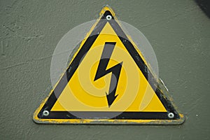 Warning sign Stop, life-threatening, under stress. Yellow with black