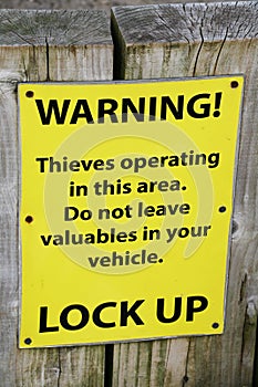 Warning sign to lock vehile because thieves are operating
