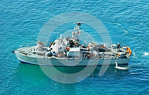 Vojnová loď proti pozadie z tyrkysový more 