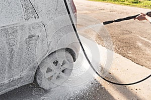 Washing the car with foam in a self-service sink