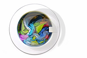 Close-up su una lavatrice e pulite con abiti colorati.