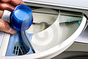 Washing machine for clothes and laundry detergent with rinsing l
